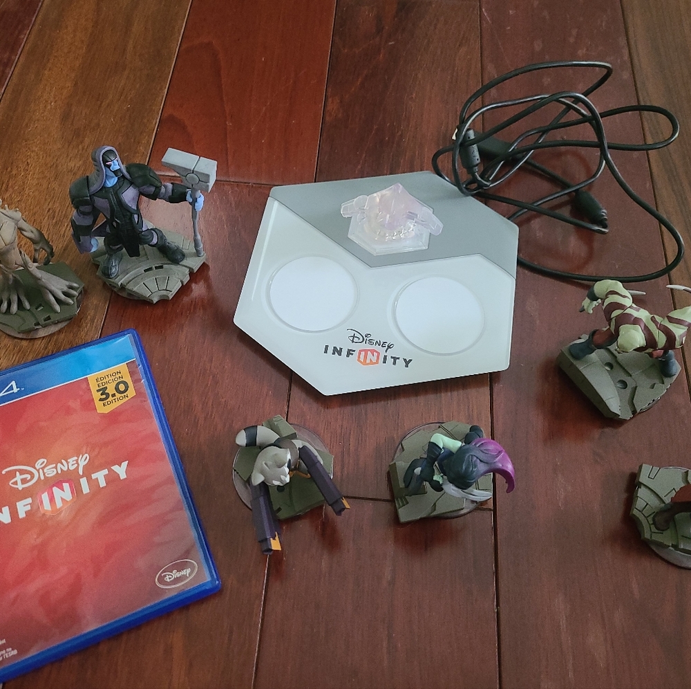 PS4 Disney Infinity 3.0 edition game, map and 6 figures.